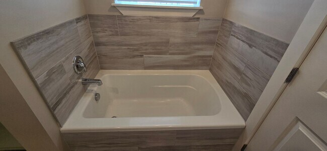 Foto del edificio - Come check out this beautiful 3 story town...