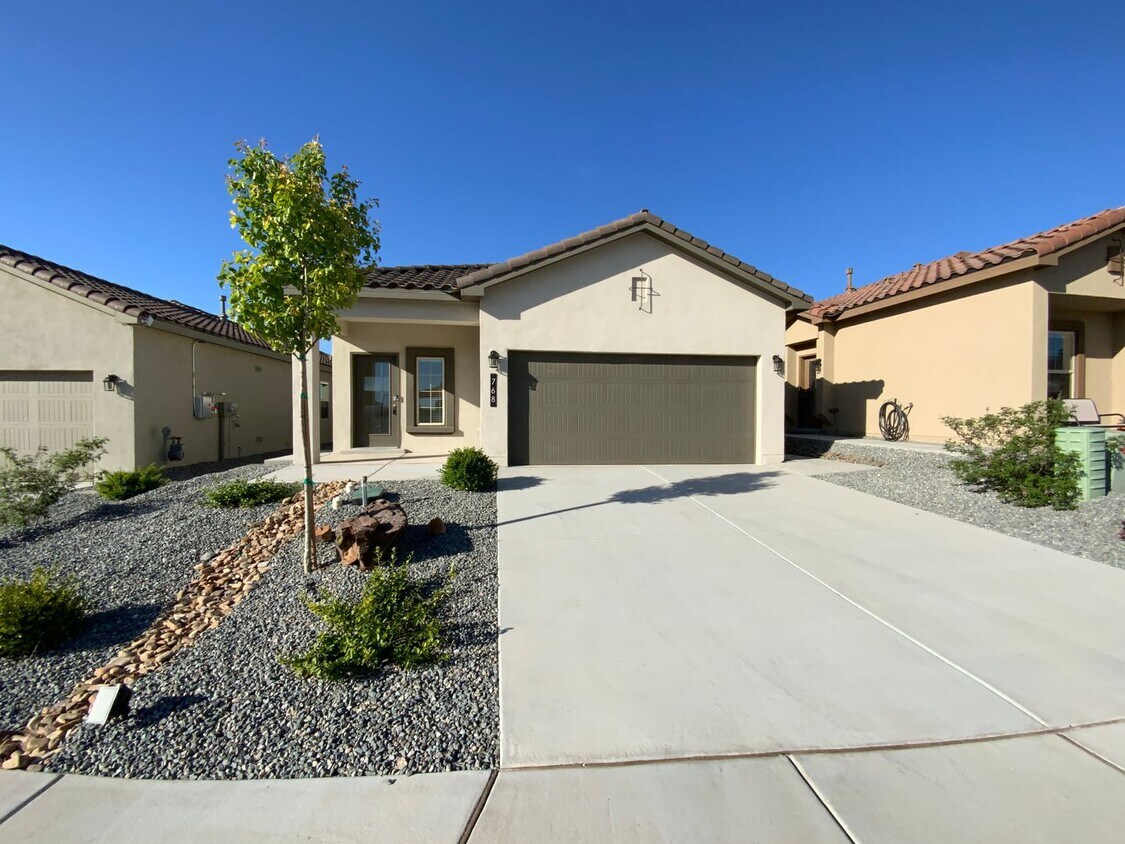 Foto principal - 3 Bedroom Single Story Home Available Near...