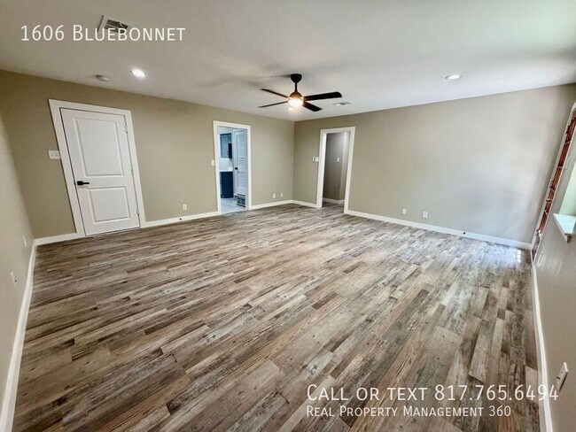 Building Photo - 1606 Bluebonnet-