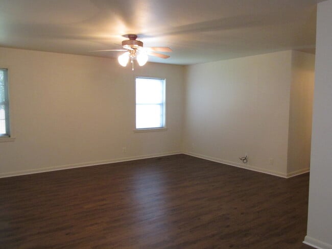 Building Photo - ***342 SW D Street***