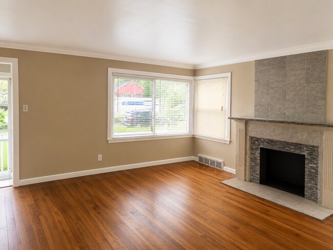 Foto del edificio - Upgraded Westside Bungalow Section 8 Accepted