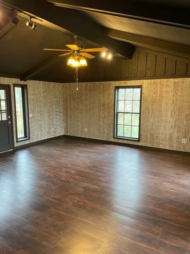 Foto del edificio - Renovated 3 Bedroom 1 Bath Home on 4 Acres!