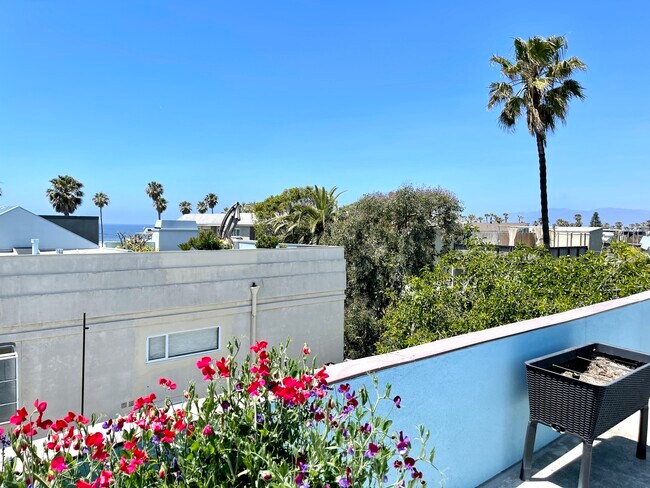 Building Photo - 32 28th Ave