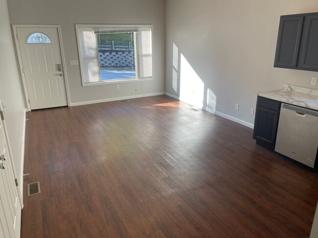 Building Photo - **Price Reduced**  Recently Remodeled and ...