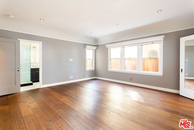 Foto del edificio - 153 N Arnaz Dr