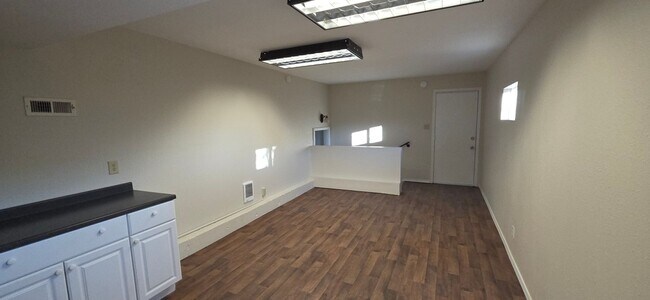 Foto del edificio - West Side Charmer! 1 bed, 1 bath- All Utilities & Lawn Care Included!