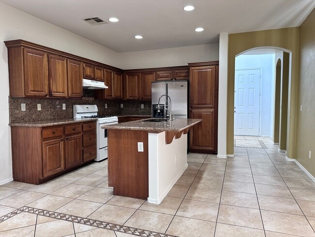 Building Photo - 4 bedroom and 3 full bathroom, 1 Bedroom a...