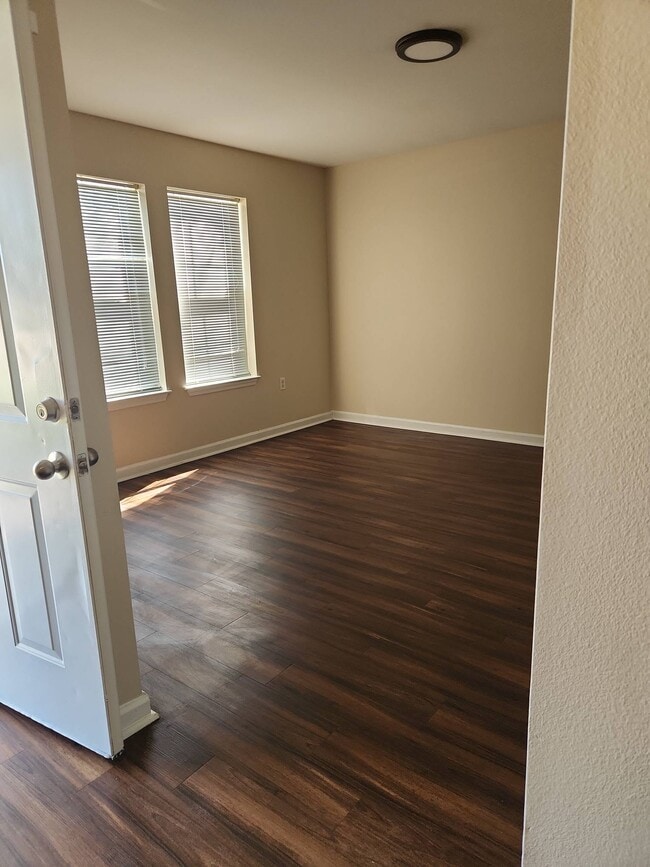 Foto del edificio - 5457 McClelland Dr