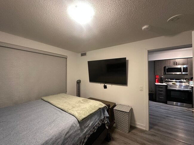 Photo du bâtiment - Bayly Condo Apt 801-1480