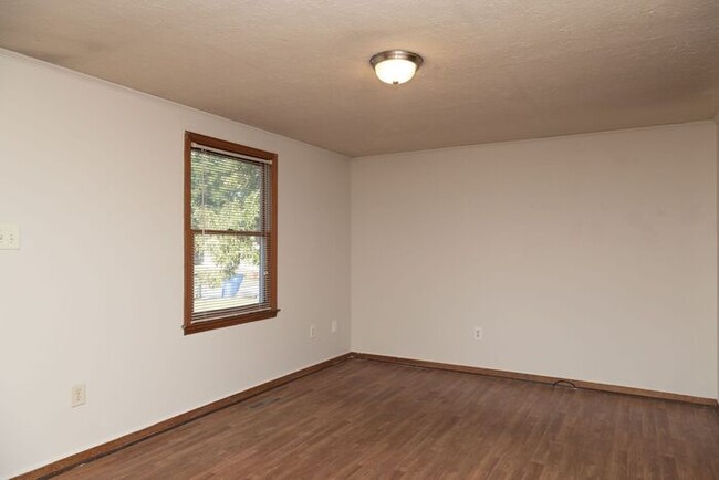 Building Photo - Handsome duplex in Graham, NC