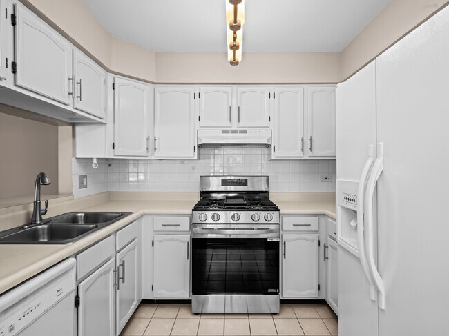 Building Photo - 4672 N Sapphire Dr