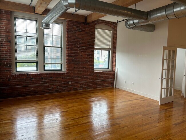 Building Photo - 589 Essex St