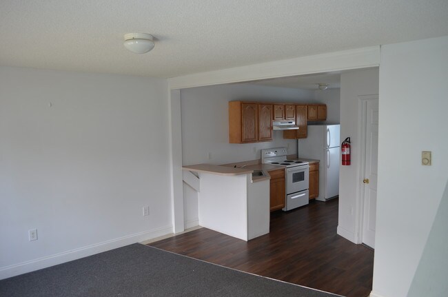 Entrada este - 557 W Church St