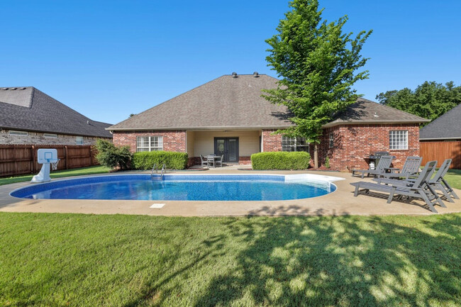 Building Photo - 2318 SW Clover Ct