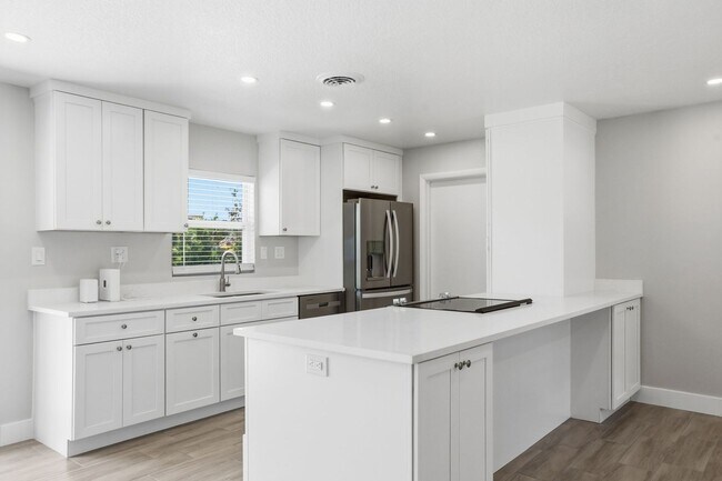 Foto del edificio - Remodeled SODO Home Available Now