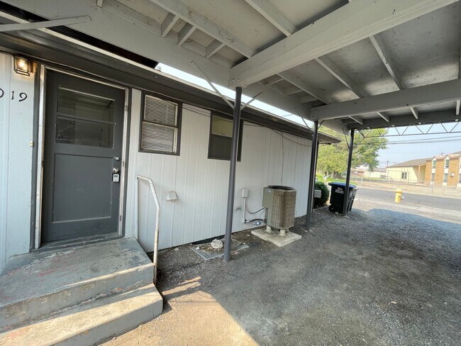 Building Photo - 1019 W Lakeside Dr