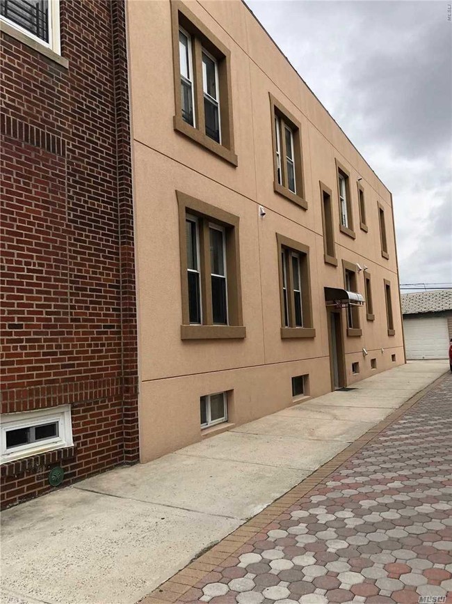 Foto del edificio - 88-37 82nd Ave