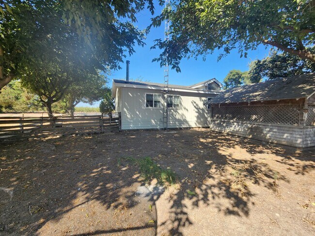 Building Photo - Well-Maintained 3BR/2BA