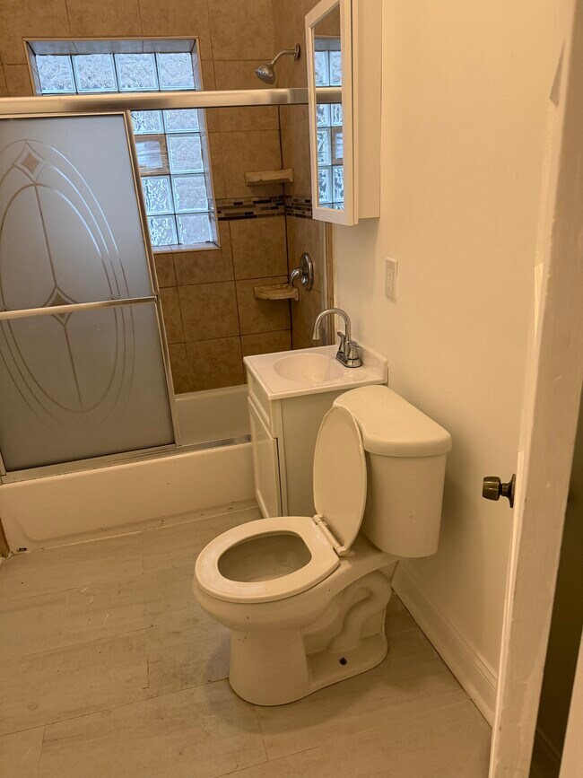 Bathroom - 1155 N Keeler Ave