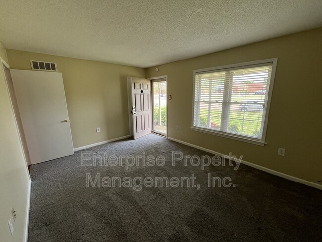 Foto del edificio - 6967 Dawnhill Rd
