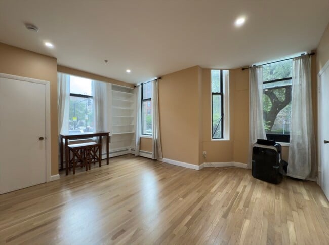 Building Photo - 483 Beacon St