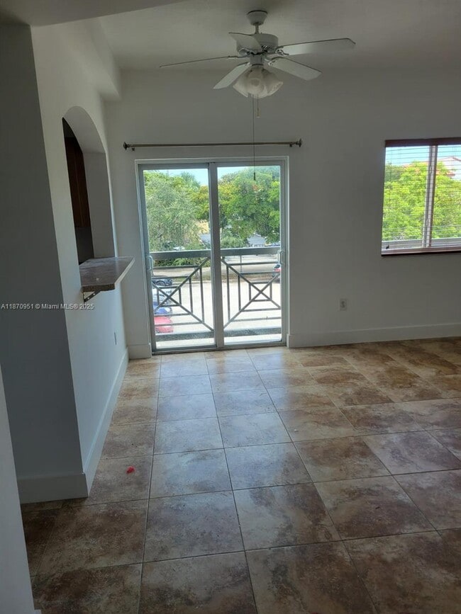 Foto del edificio - 357 N Royal Poinciana Blvd