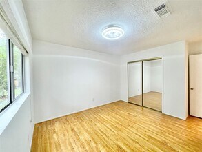 Building Photo - 6 Lea Oak Ct