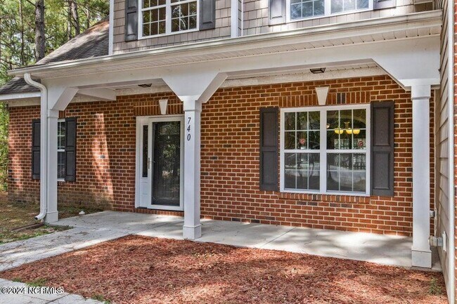 Building Photo - 740 Gold Finch Way