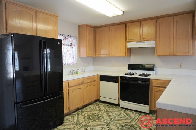 Building Photo - Spacious Home in Wasco!