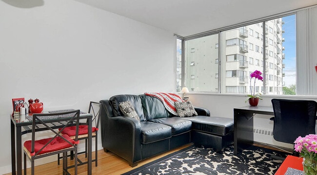 Photo du bâtiment - English Bay Tower