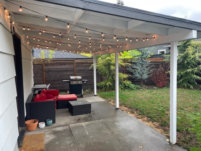 Fenced in backyard w/ shared patio - 5520 N Concord Ave