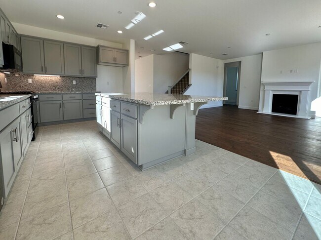 Foto del edificio - BRAND NEW, SOLAR 5 Bedroom, 4 Bath home!