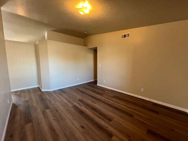 Building Photo - 4 BEDROOM HOME!