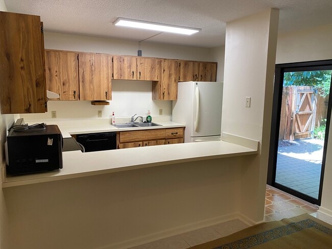Building Photo - 3810 Saxon Dr