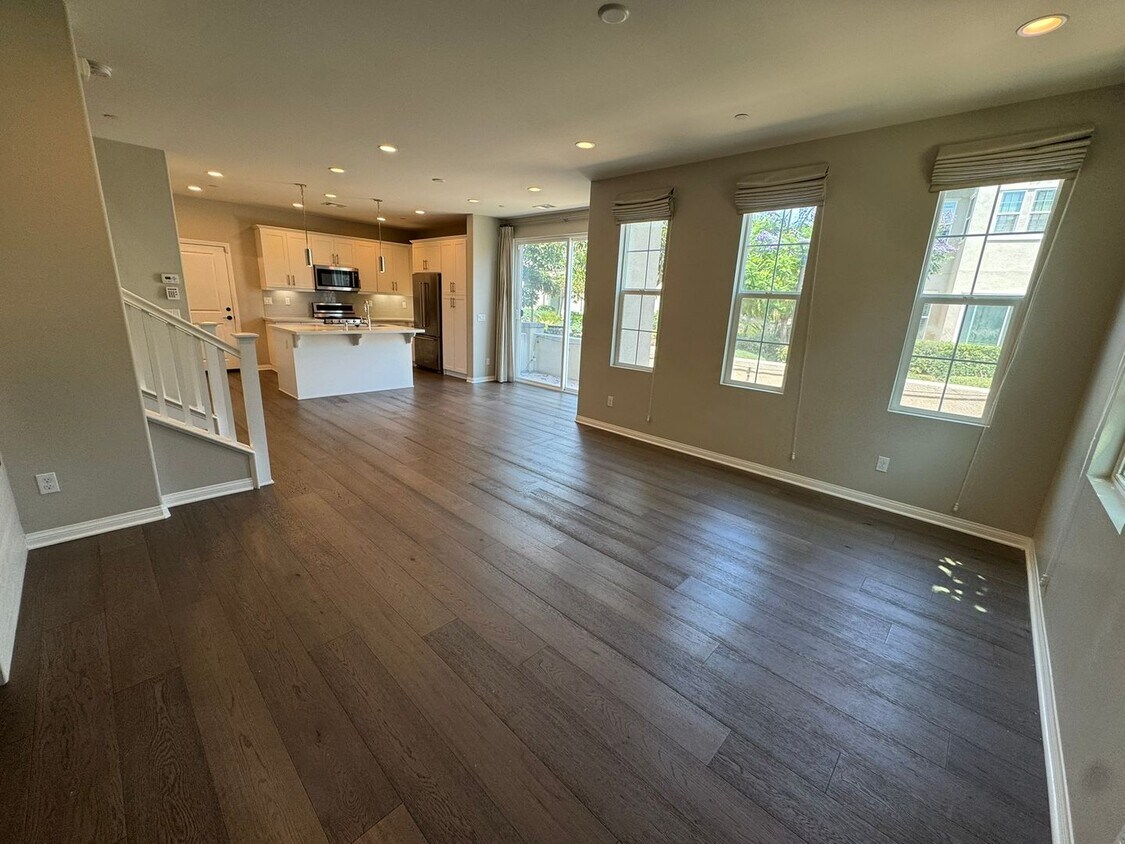 Foto principal - Charming 3-bedroom 2.5 bath nestled inside...