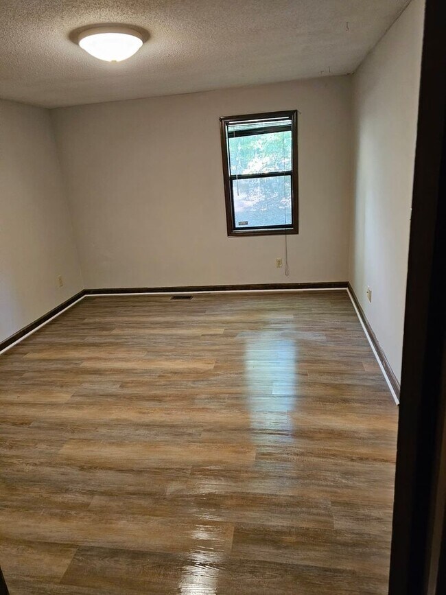 Building Photo - ****1/2 off first full of month of rent ****