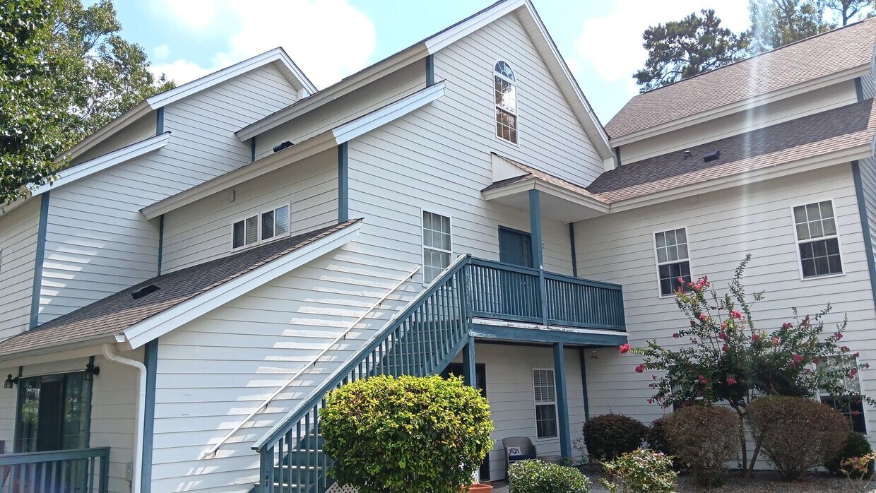 Foto principal - Furnished Two-Bedroom, Two-Bath Townhome i...