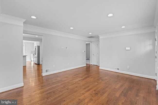 Foto del edificio - 5803 Ravenswood Rd