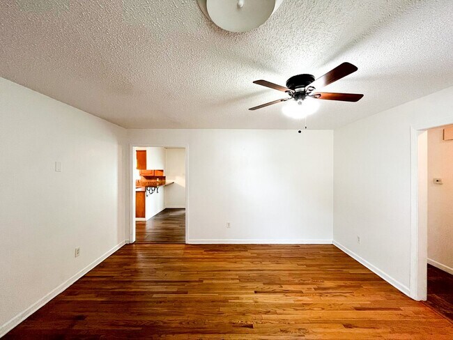 Foto del edificio - Available Now!!!! Gorgeous 3 bedroom, 2 bath, 2 car garage home. Beautiful wood look flooring. Sp...