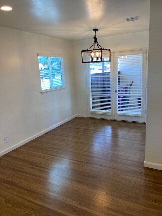 Foto del edificio - JUST REMODELED - 3 BEDROOM 1 BATH HOME IN ...