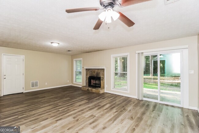Foto del edificio - 5824 Stonehaven Dr NW