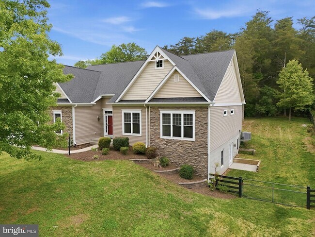 Foto del edificio - 42240 Hiddenwood Ln