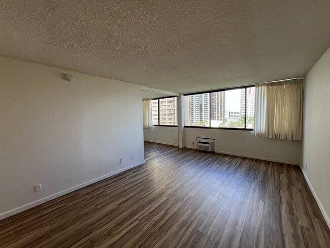 Building Photo - Kukui Plaza Diamond Head Tower- 1 Bed, 1 B...