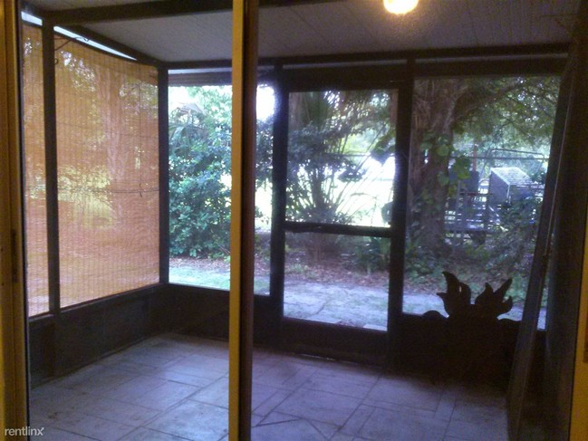 Foto del edificio - 8039 Garden Dr