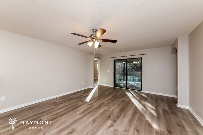 Foto del edificio - 674 Chatham Walk Dr