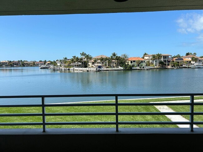 Foto del edificio - Beautifully Remodeled 2/2 Waterfront Unit ...