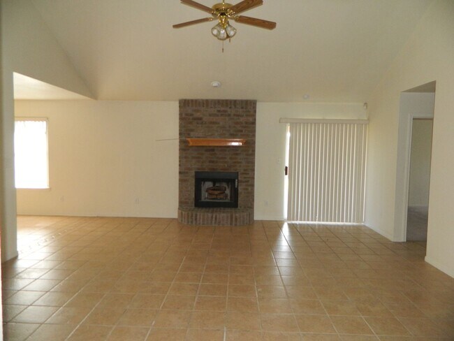 Foto del edificio - This 4 bedroom 2 bath home is conveniently...