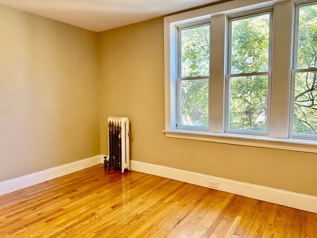 Building Photo - 74 Egmont St