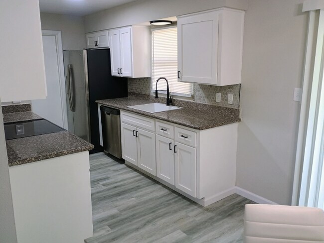 Foto del edificio - 5834 Forest Grove Blvd