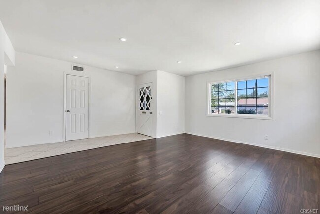 Foto del edificio - 3 br, 2 bath House - 24312 Vanowen St